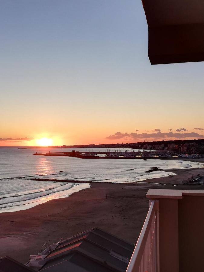 Apartamento La Terrazza Sul Tirreno Nettuno Exterior foto